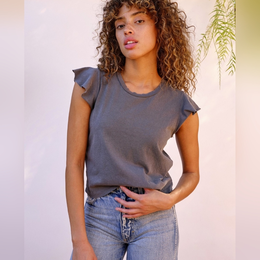 AMO flutter tee faded black